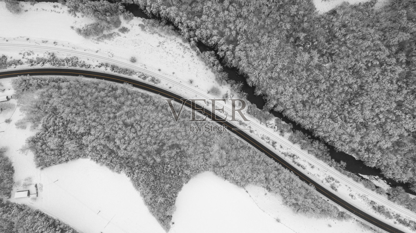 山路弯弯曲曲伴雪，鸟瞰图照片摄影图片