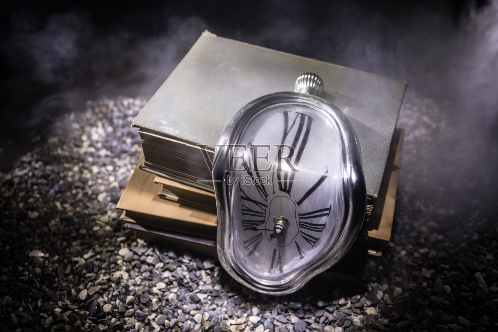 扭曲柔软的钟在木凳上融化，萨尔瓦多·达利的永恒记忆照片摄影图片