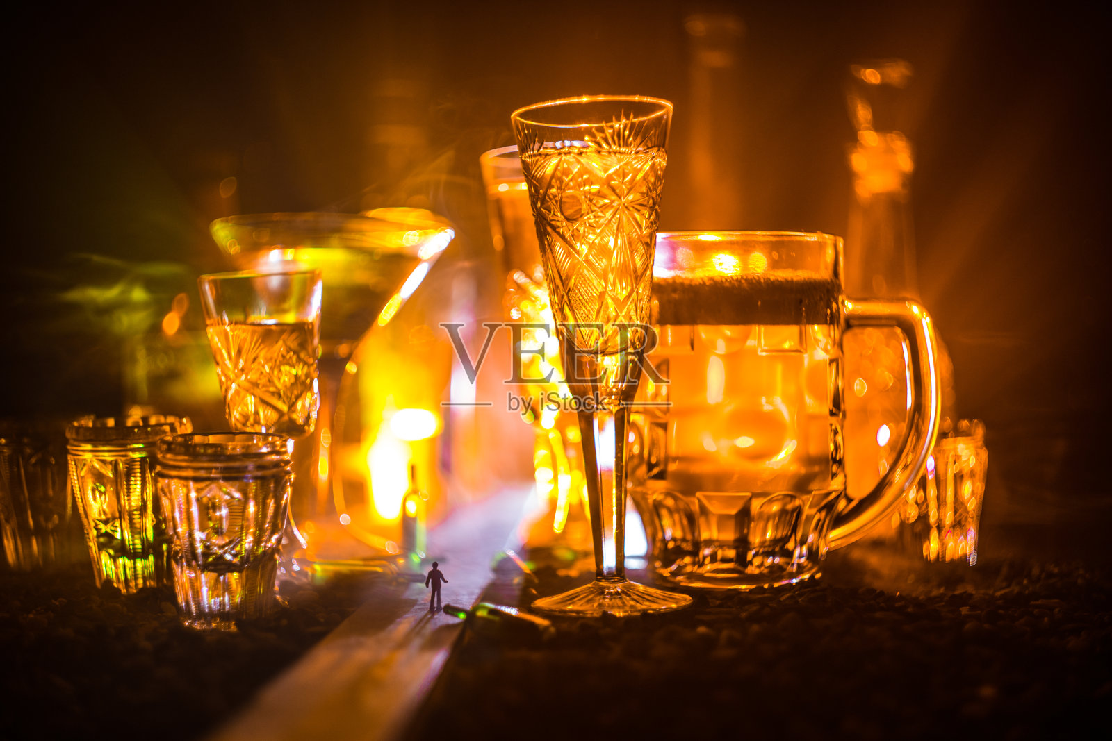 在乡村木材背景上选择酒精饮料。创意艺术品装饰照片摄影图片