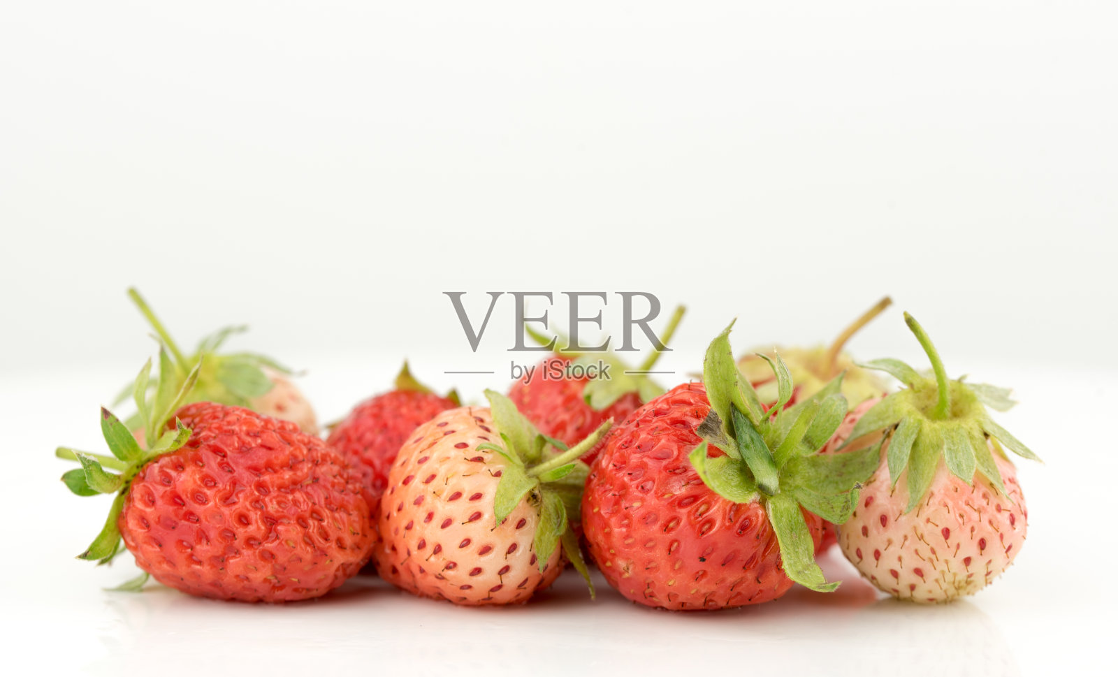 白色背景上的草莓照片摄影图片