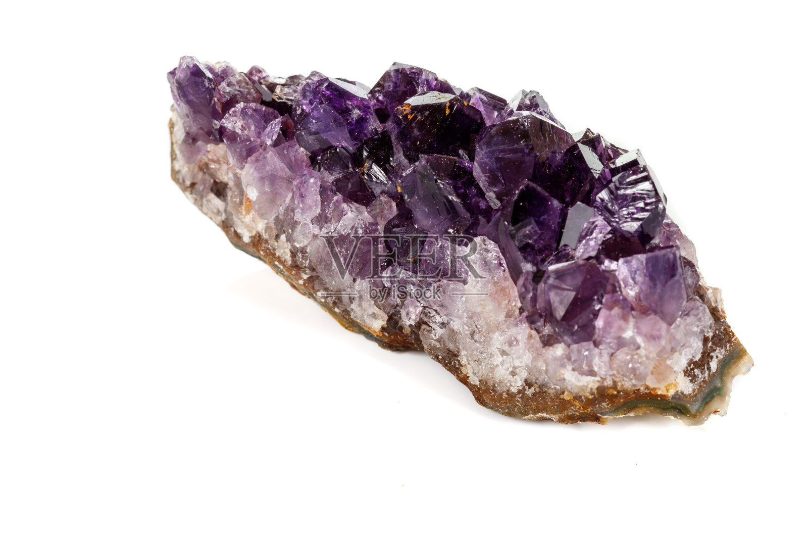 紫水晶在白色背景上使用宏观矿物照片摄影图片