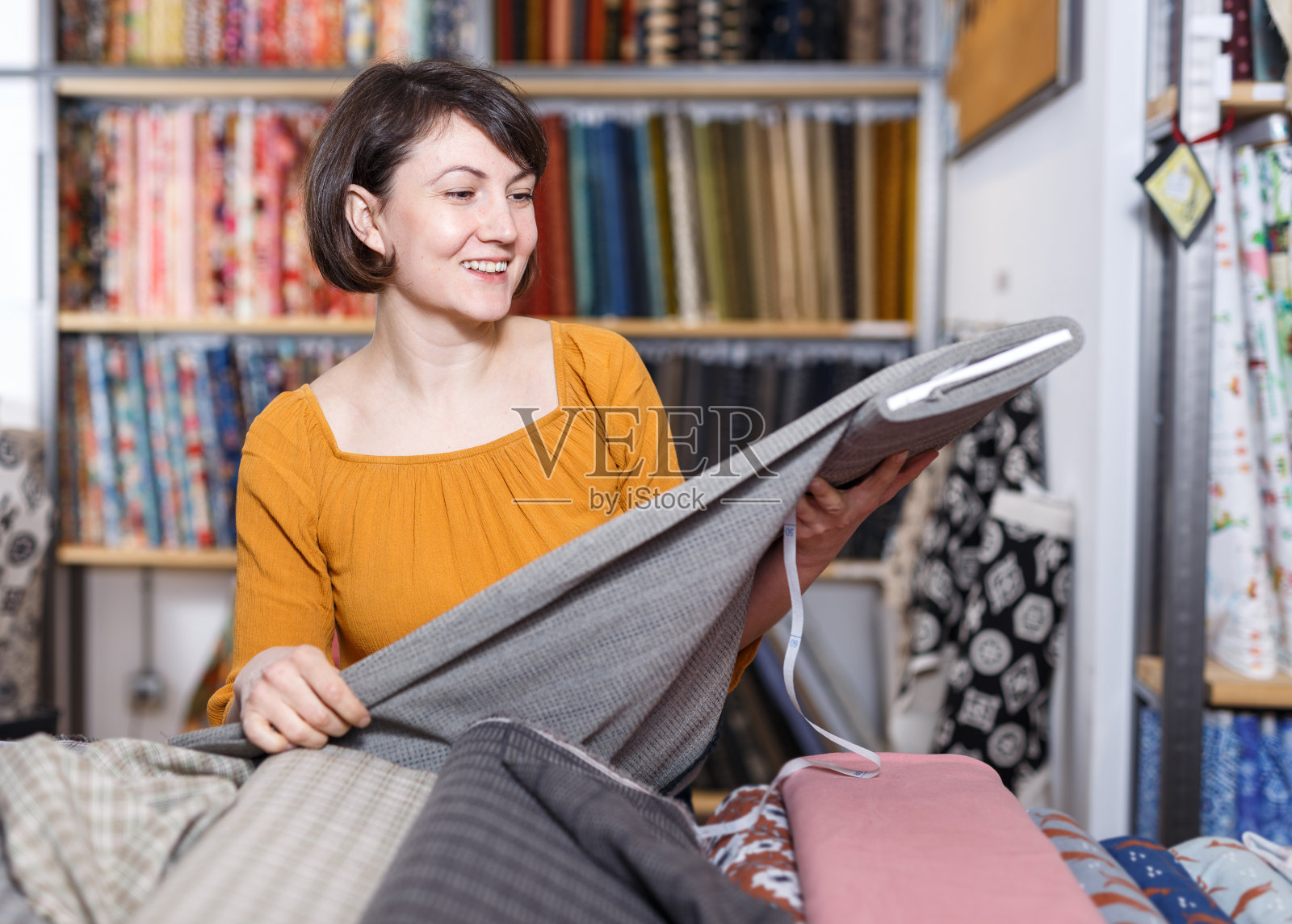 快乐女人选择纺织品照片摄影图片