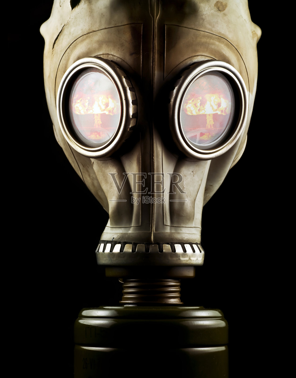 防毒面具的特写。眼睛里的反射-有毒的爆炸。照片摄影图片