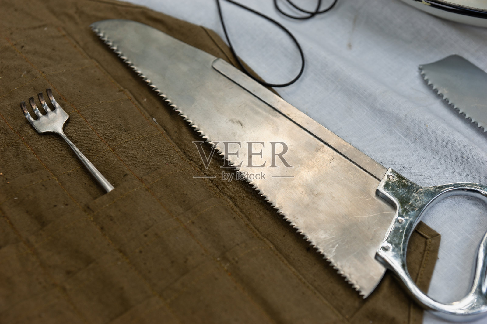 老式的手术锯和叉子照片摄影图片