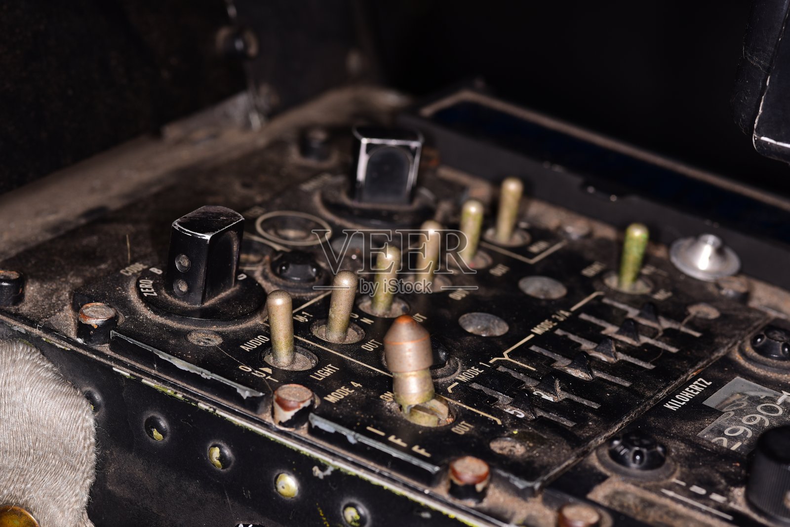 老式飞机仪表板上的开关和旋钮照片摄影图片