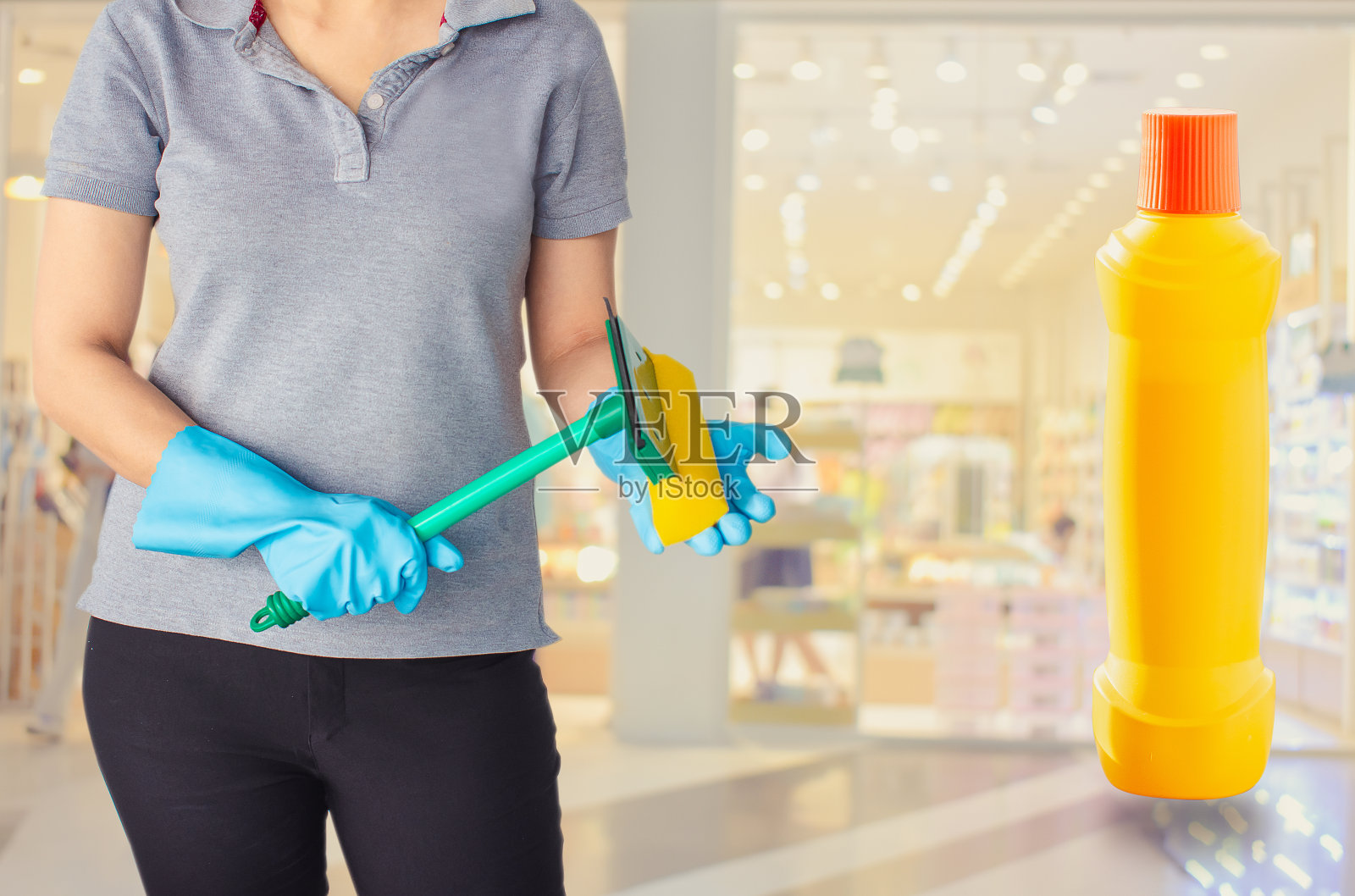 女性用瓶子清洁工作人员在家里模糊的背景清洁比喻清除细菌在浴室，家庭办公室或工业。为了服务和客户的可靠性和满意度。照片摄影图片
