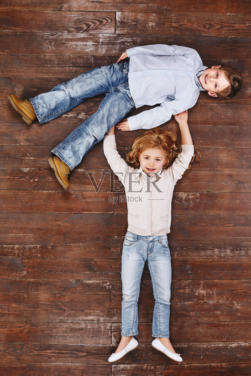 获得朋友的唯一方法就是自己要够朋友。女孩抱着男孩，看着镜头微笑照片摄影图片