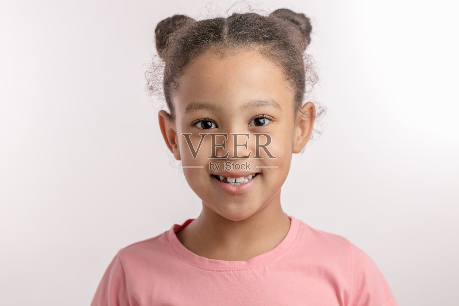 带着友好微笑的非洲女孩照片摄影图片