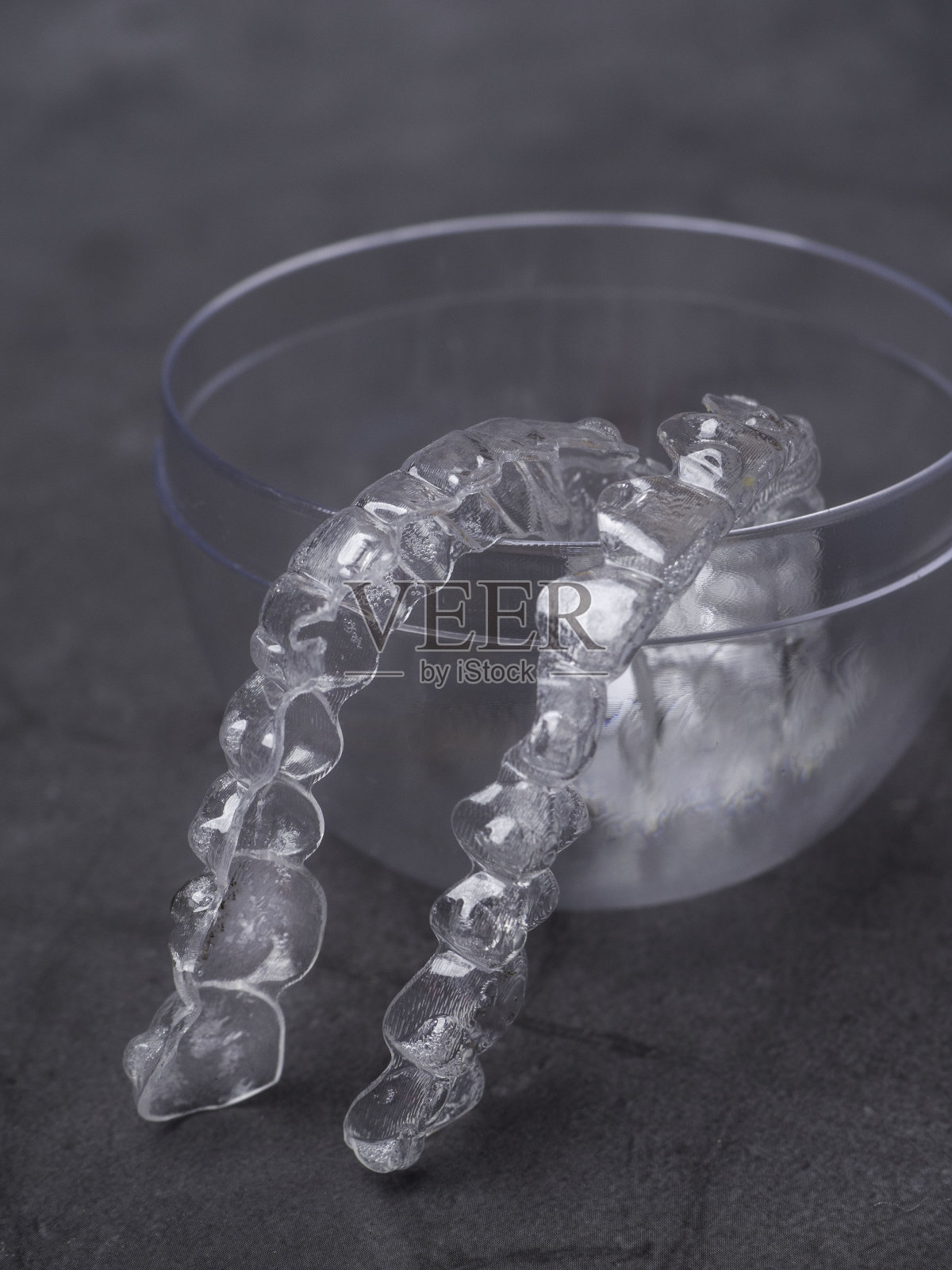 牙齿对准器。看不见的括号。发光微笑的概念照片摄影图片