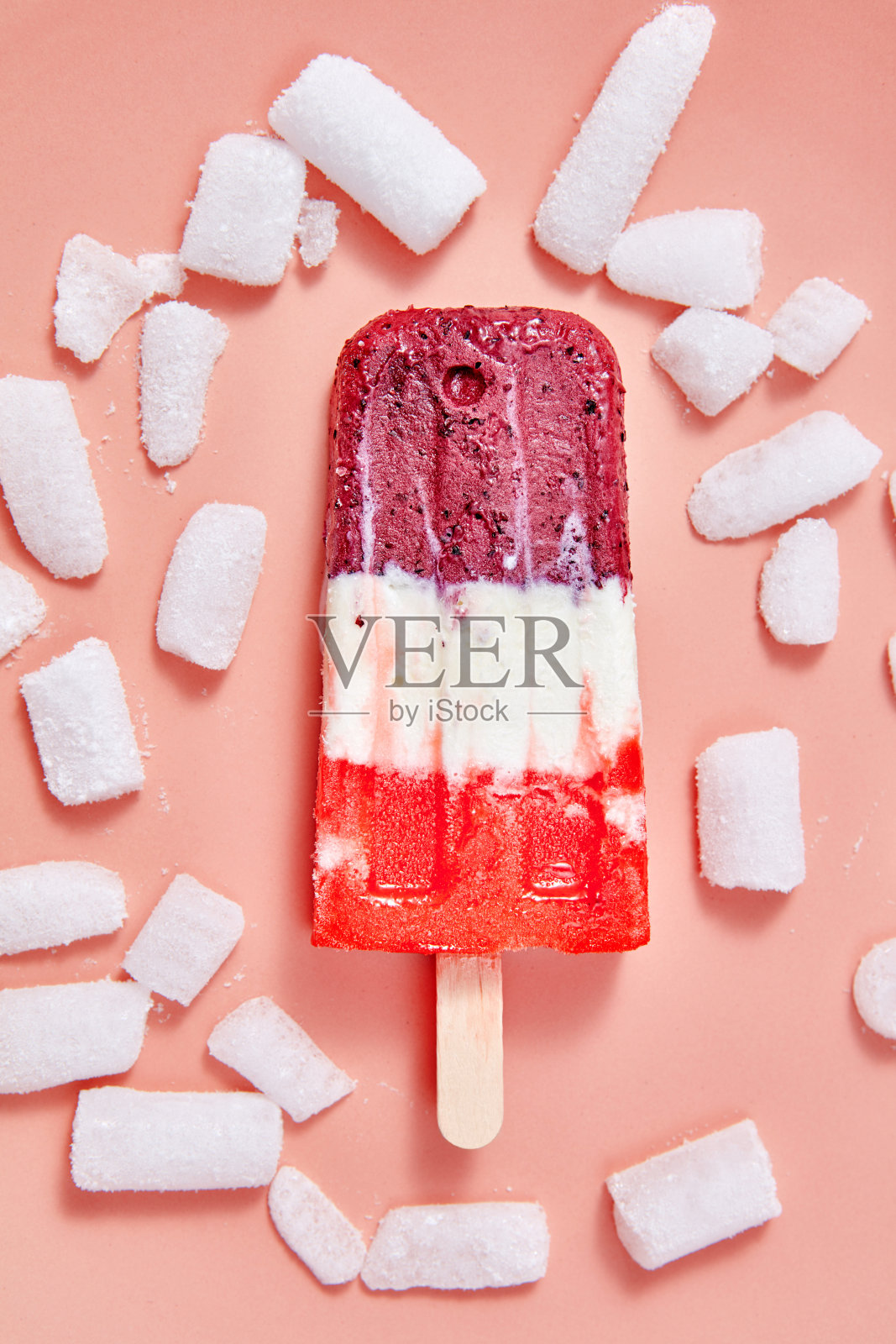 2019年活珊瑚潘通彩色背景上的五彩浆果冰淇淋和冰块。俯视图照片摄影图片