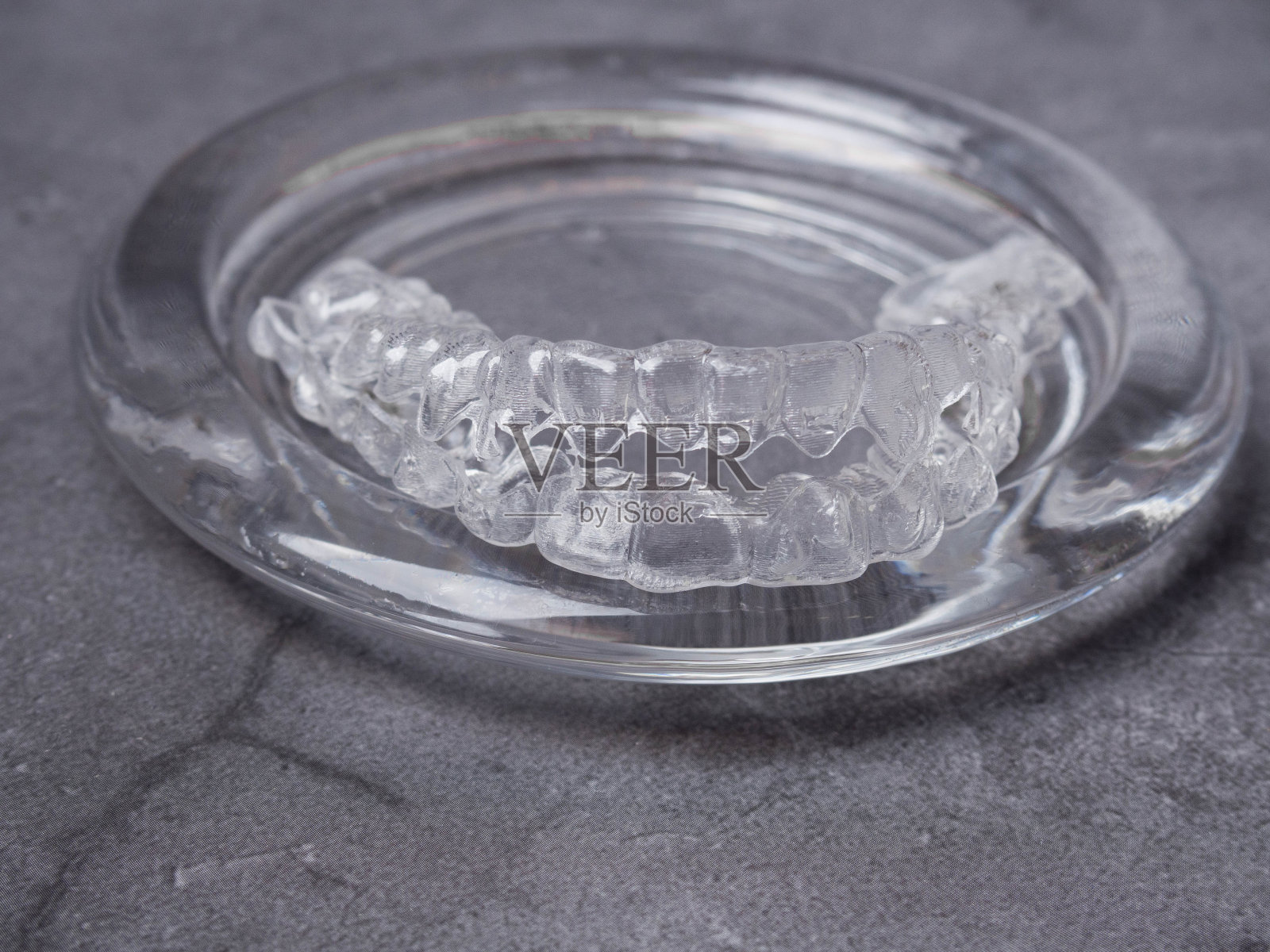 牙齿对准器。看不见的括号。发光微笑的概念照片摄影图片