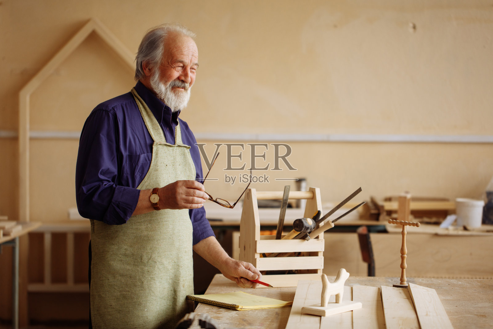 爱笑的老主人热爱他的工作照片摄影图片