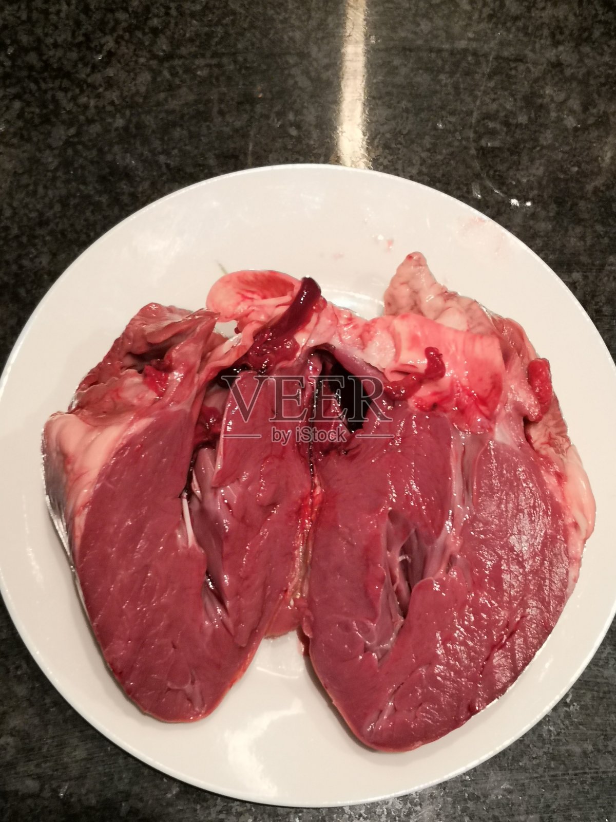 猪的心被切成两半照片摄影图片