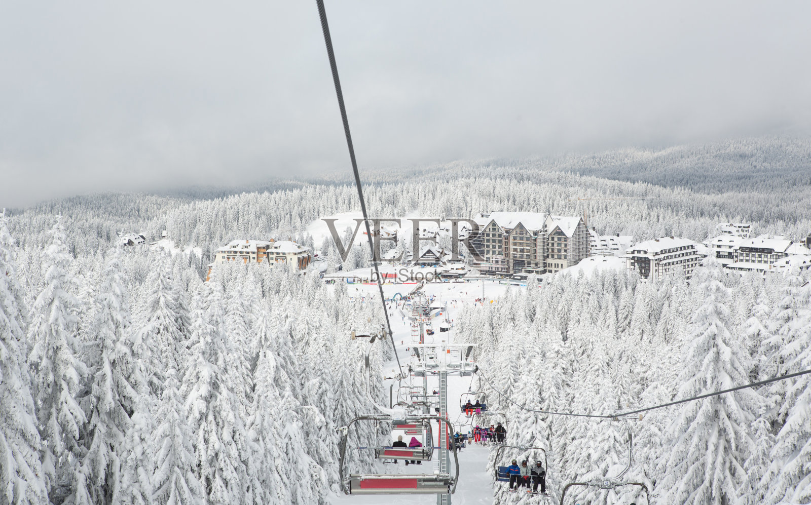 冬天在山上滑雪缆车照片摄影图片