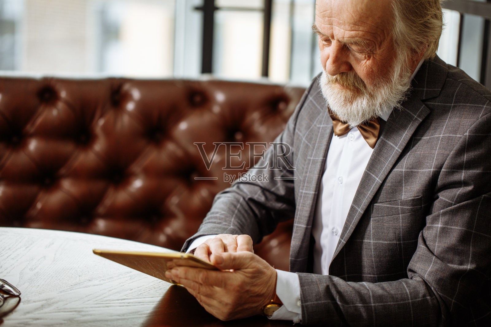 穿着时髦的现代爷爷。特写镜头照片摄影图片