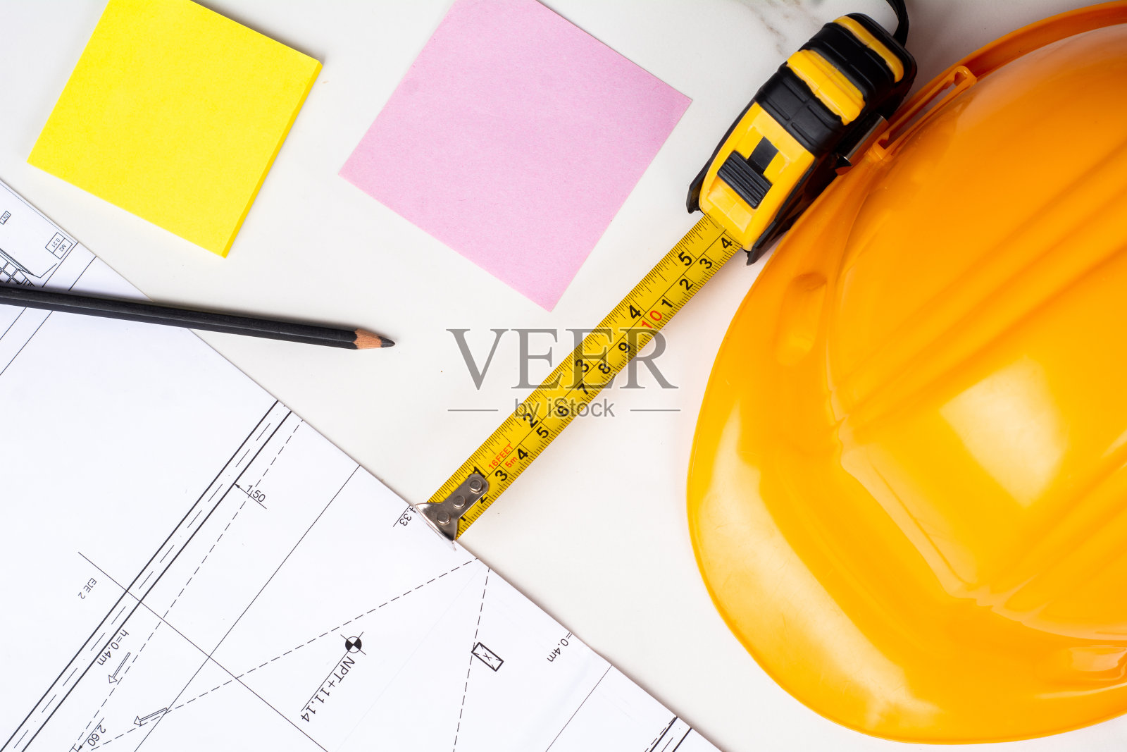 蓝图，卷尺和头盔。照片摄影图片