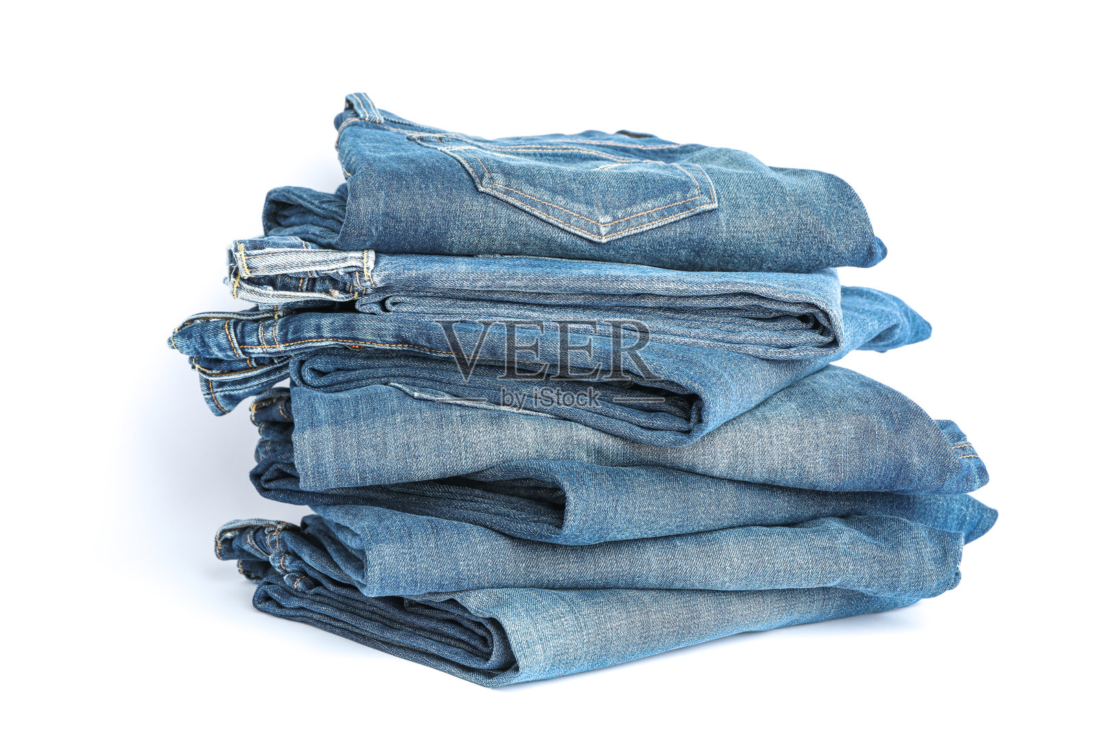 白色背景上的蓝色牛仔裤，文字空间照片摄影图片