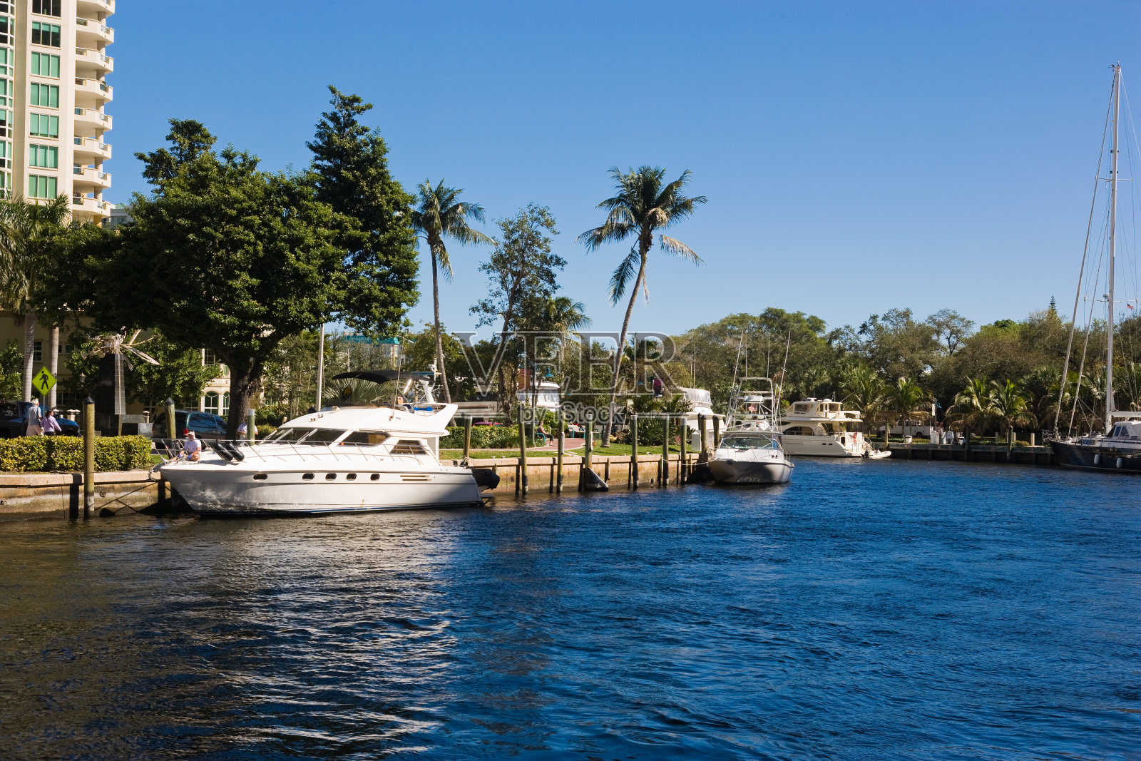 佛罗里达的劳德代尔堡运河，有公寓大楼和游艇照片摄影图片