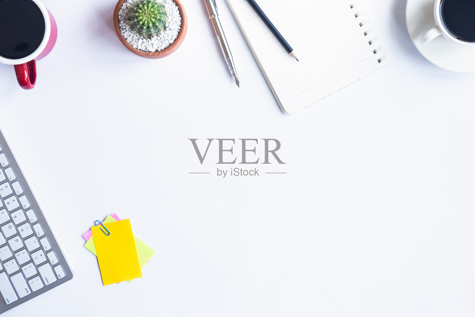 白色办公桌办公室，笔记本电脑，智能手机和其他用品与一杯咖啡。顶部视图与复制空间输入文本。设计师的工作空间在桌面上，与基本元素在平面上放置。照片摄影图片