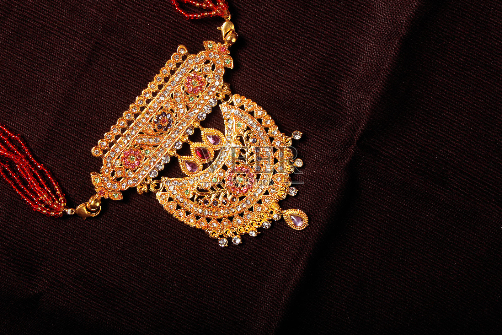 传统的印度黄金珠宝项链戴在脖子上。照片摄影图片