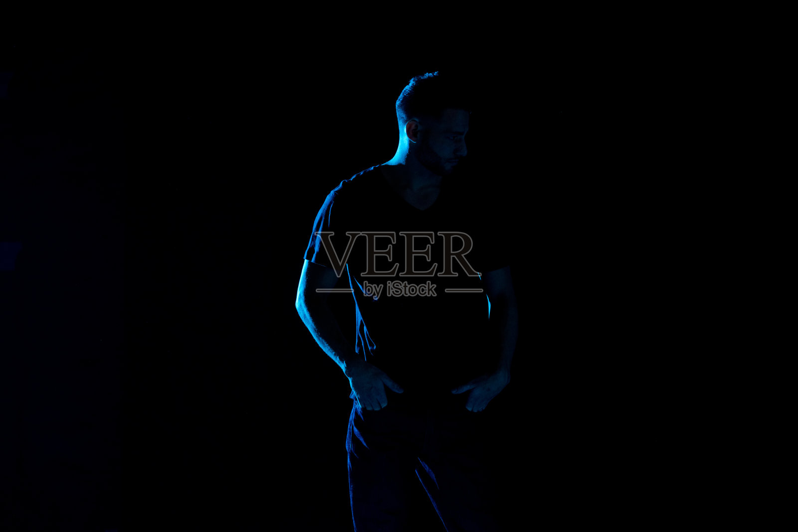 帅气的男人与黑色衬衫与彩色凝胶照明照片摄影图片