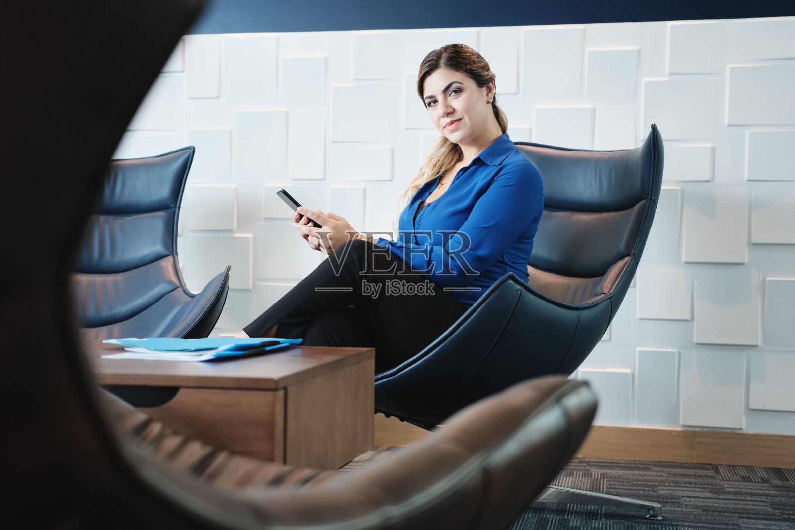 肖像严肃的女商人在办公室等候室看着相机照片摄影图片