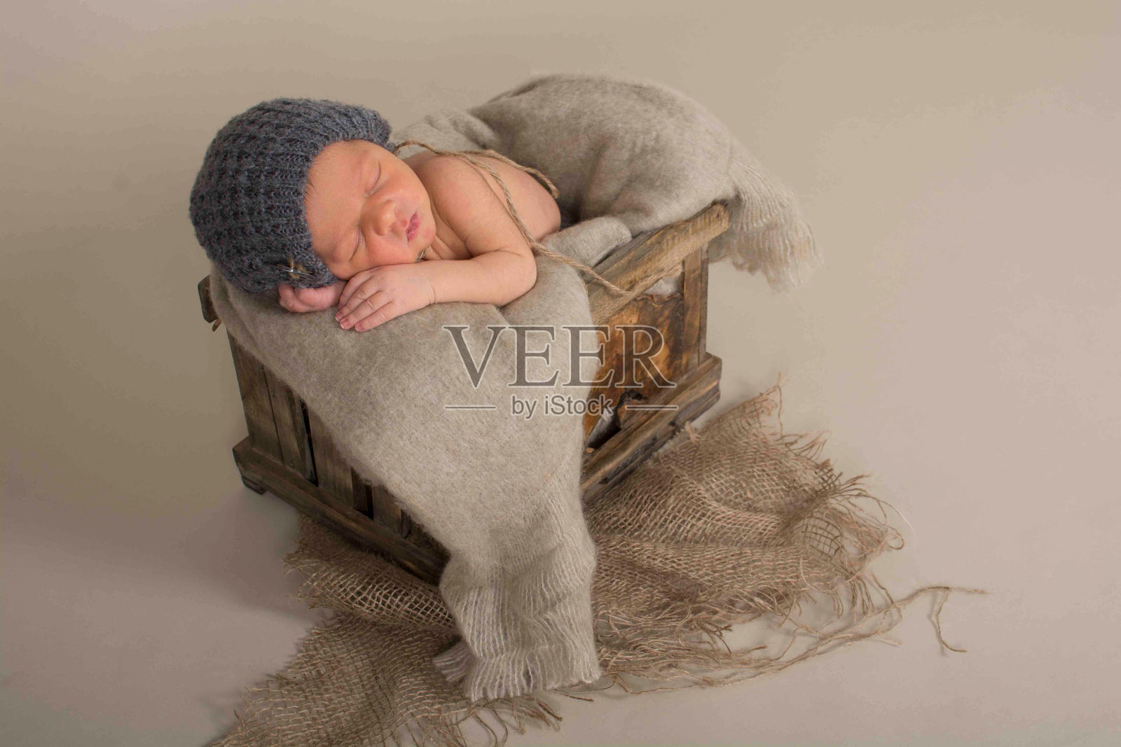 刚出生的男婴睡在板条箱里照片摄影图片