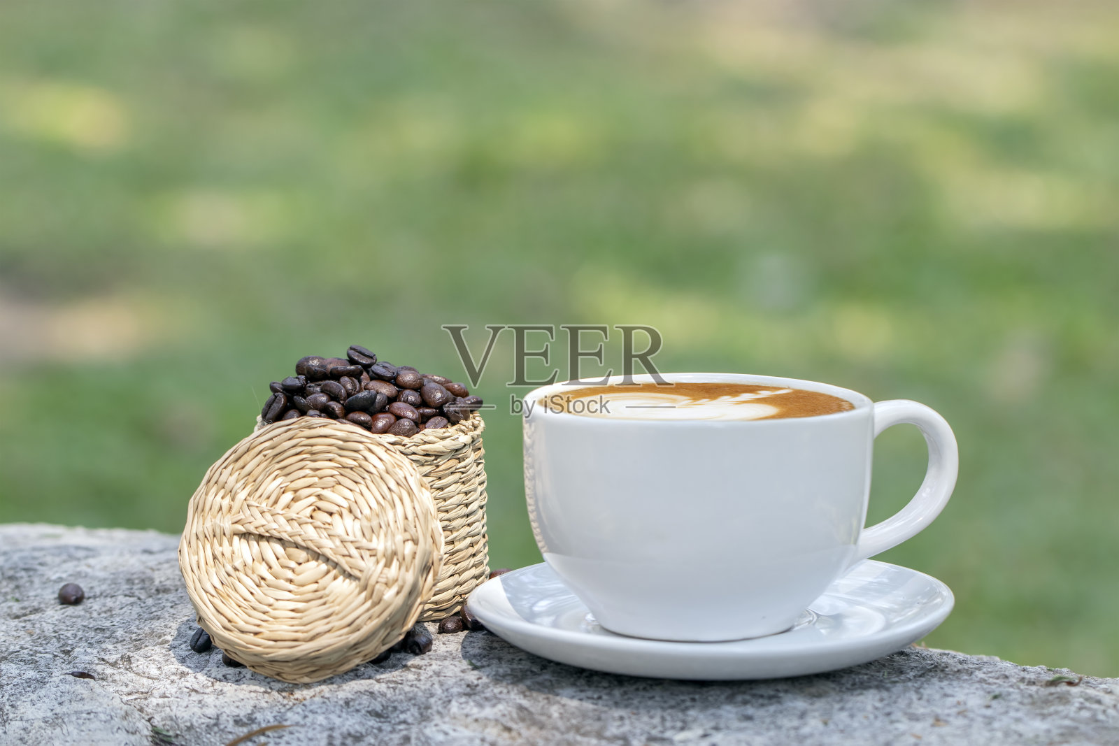 在一个自然的背景下，在篮子里装上烟熏咖啡和咖啡豆照片摄影图片