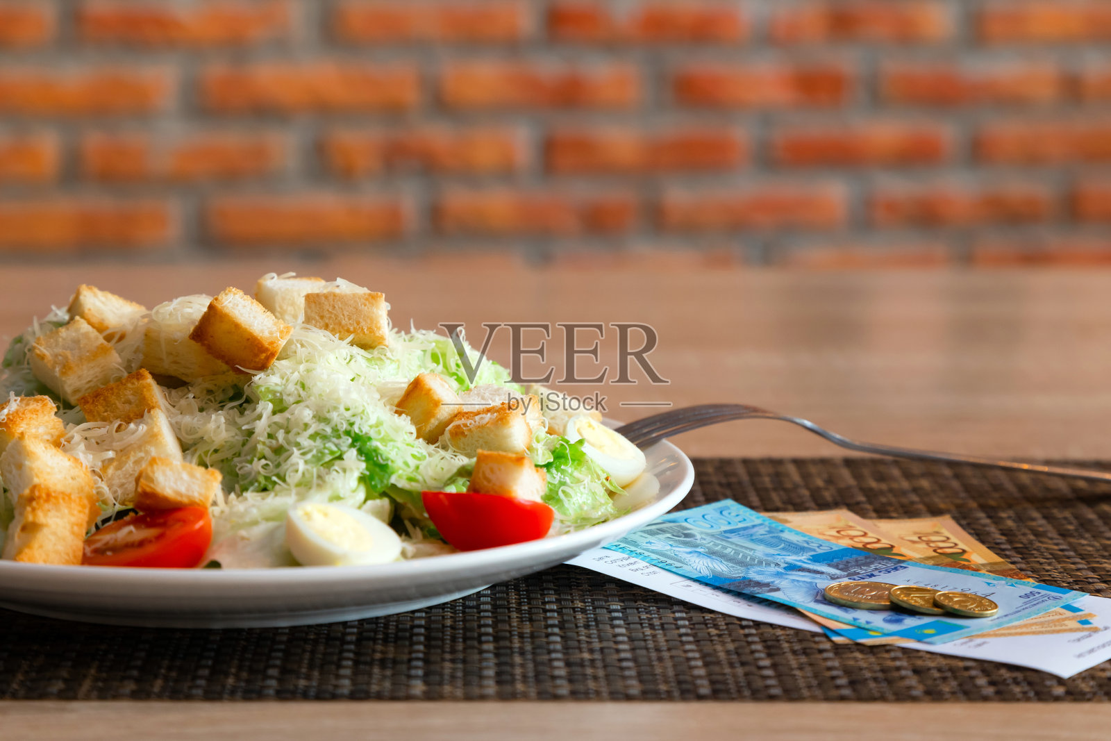 凯撒沙拉和金钱照片摄影图片