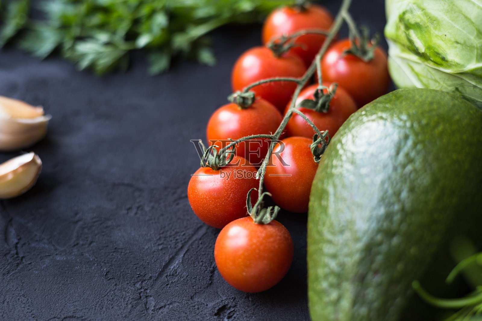 新鲜蔬菜:卷心菜，鳄梨，西红柿，迷迭香，大蒜，蘑菇，韭菜照片摄影图片