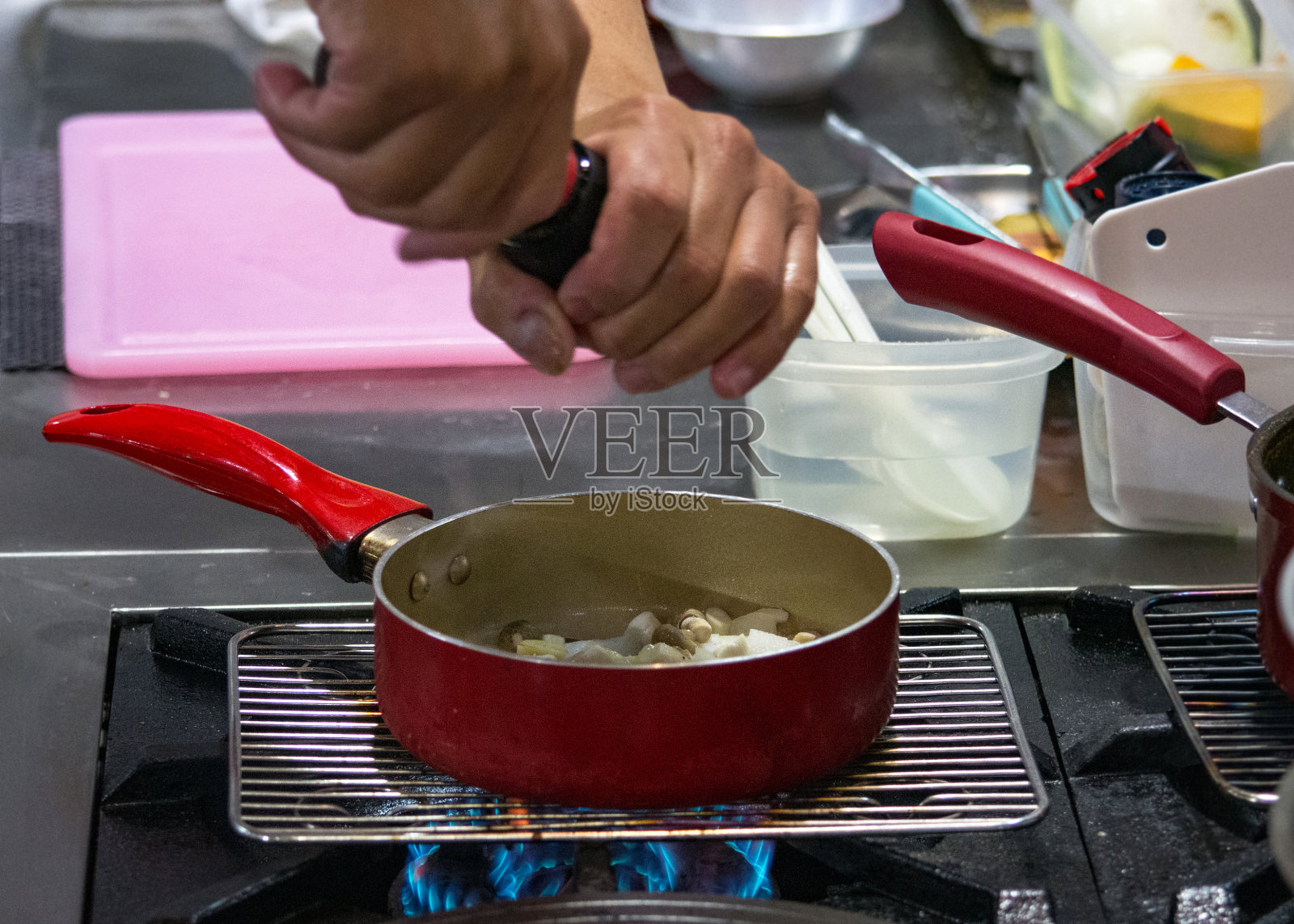 厨师准备食物，在厨房用餐，厨师做饭，厨师装饰菜肴照片摄影图片