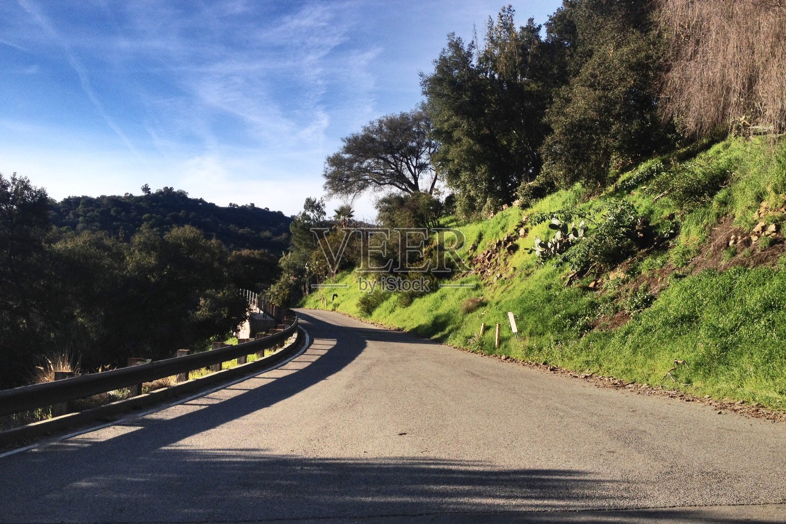 有桥影的乡村小路照片摄影图片