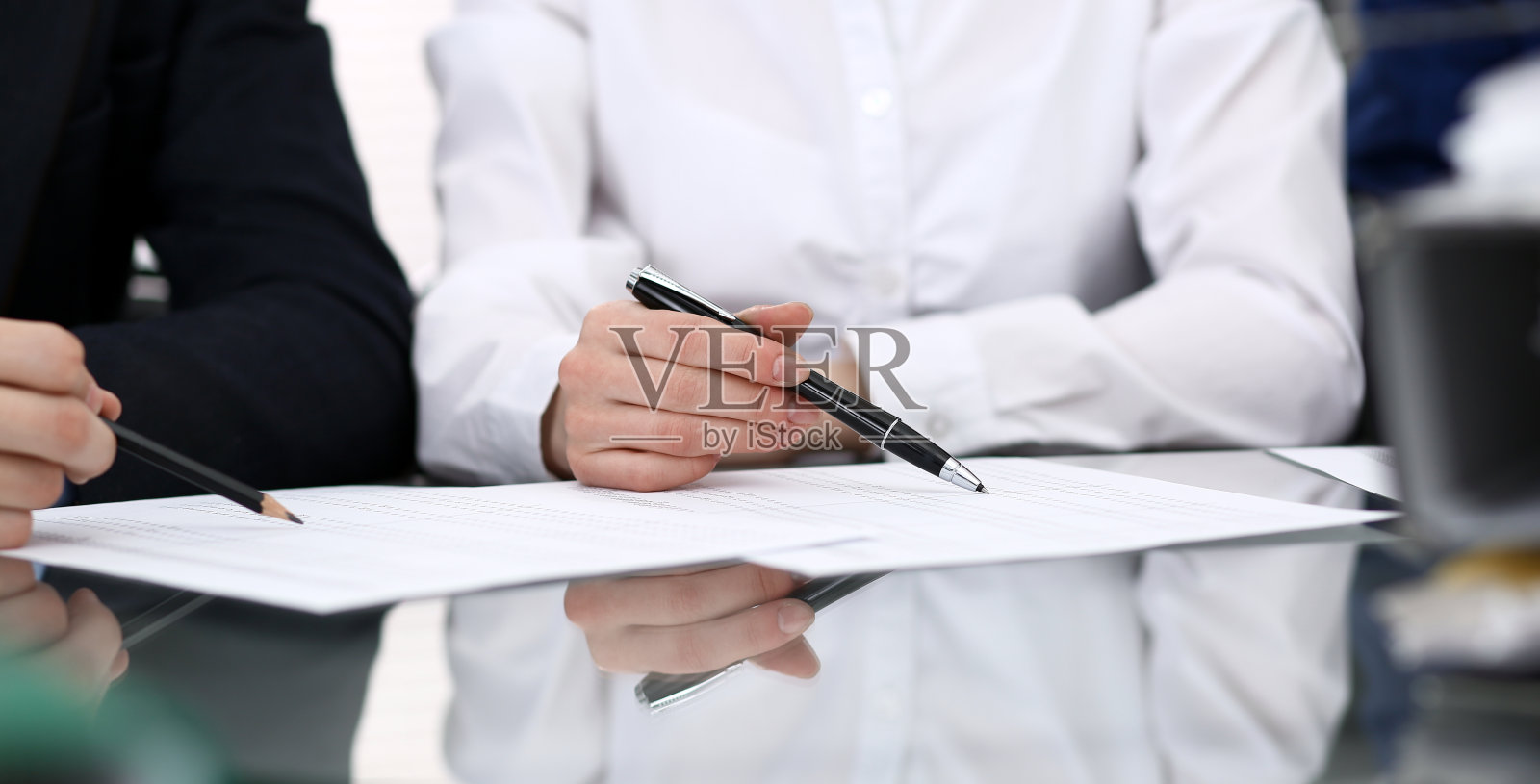 簿记组或财务检查员作报告，计算或检查余额。一群人在工作。业务操作的概念照片摄影图片