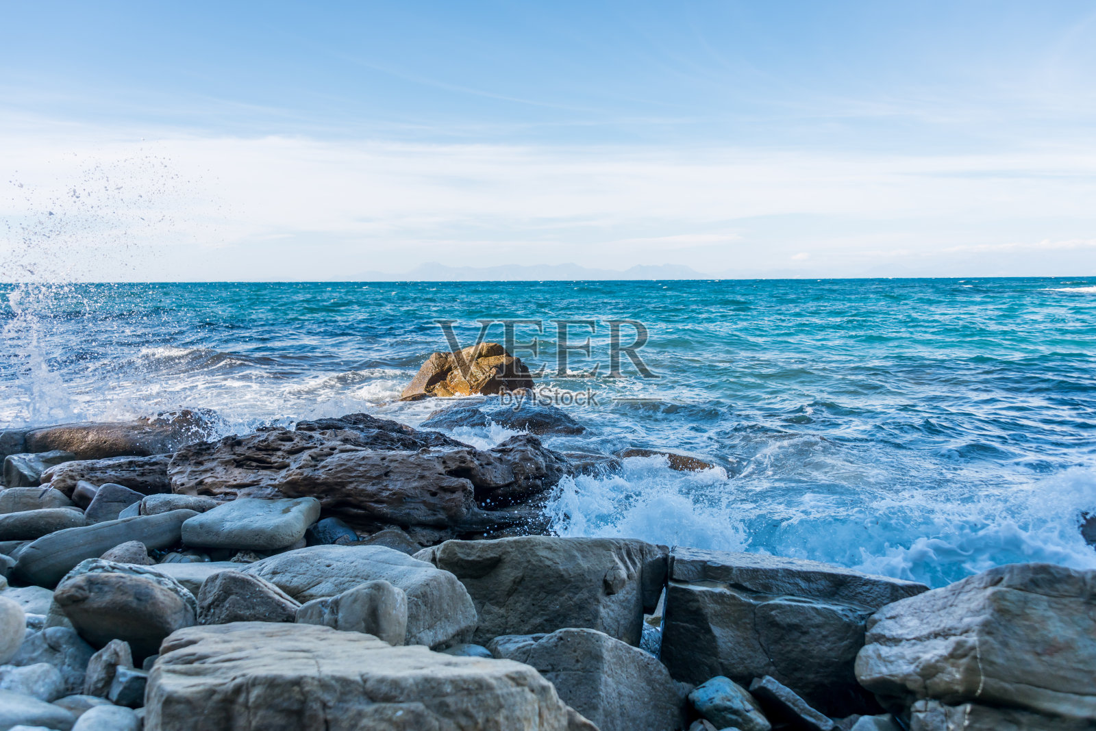 意大利南部地中海沿岸的一个有风的日子照片摄影图片