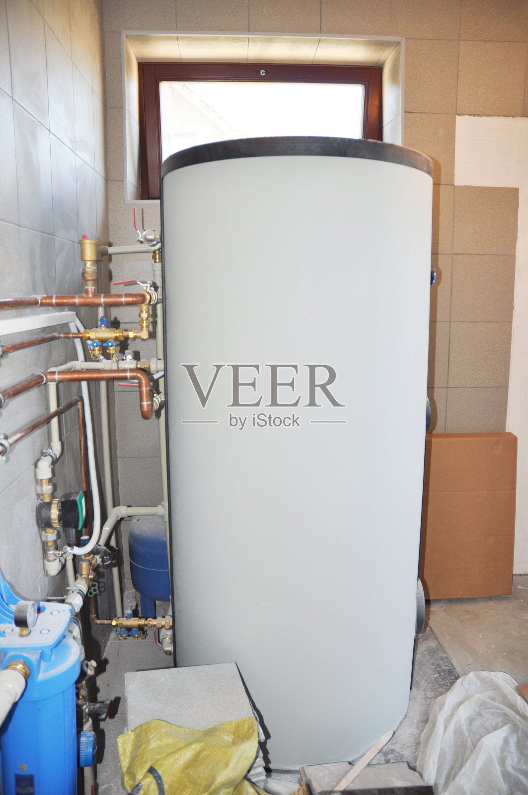 锅炉房安装太阳能水箱。太阳能热水系统。照片摄影图片