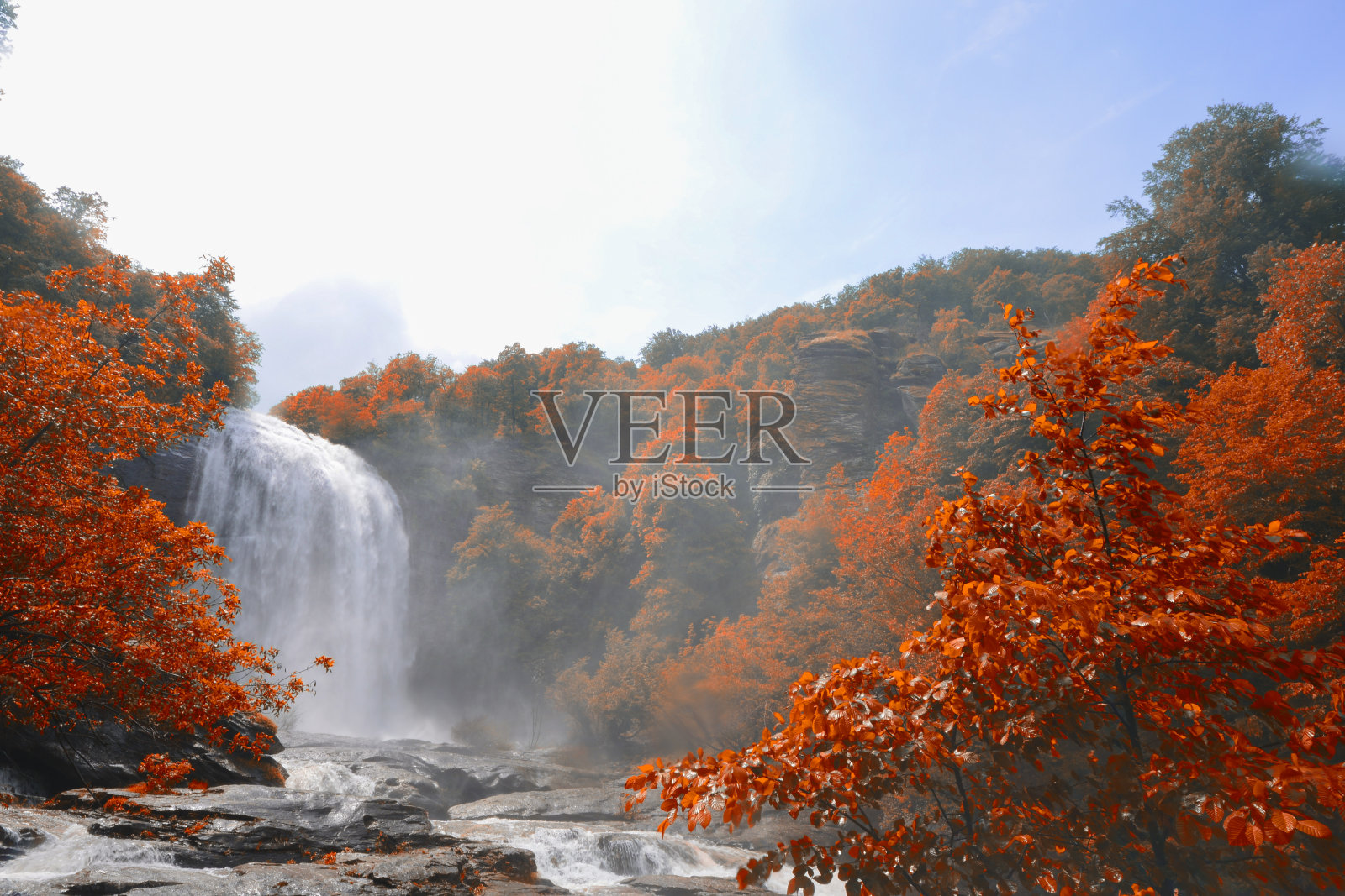 秋天森林里的苏图瀑布照片摄影图片