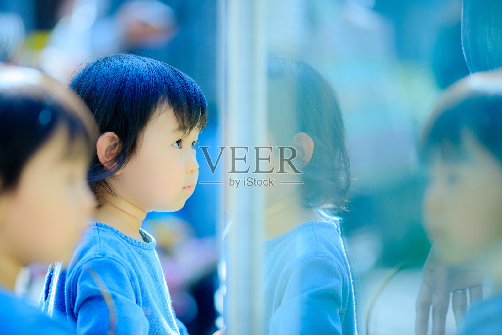 风景和双胞胎女孩照片摄影图片