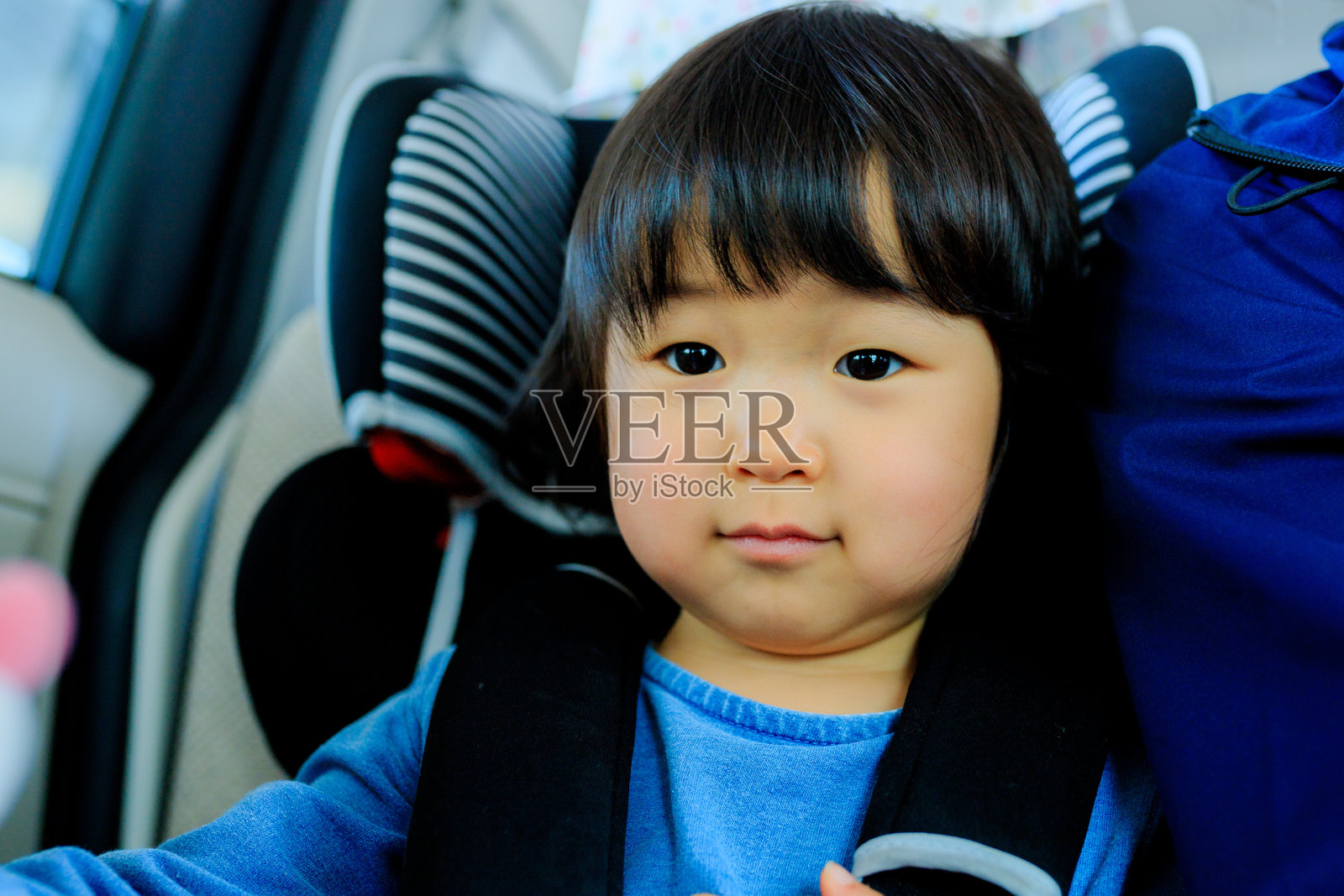 车和小女孩照片摄影图片