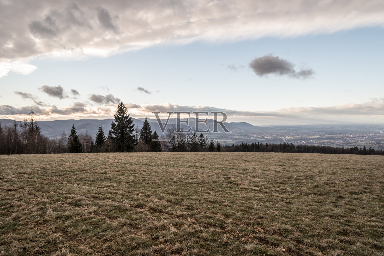 捷克共和国Slezske Beskydy山秋季的Loucka山照片摄影图片