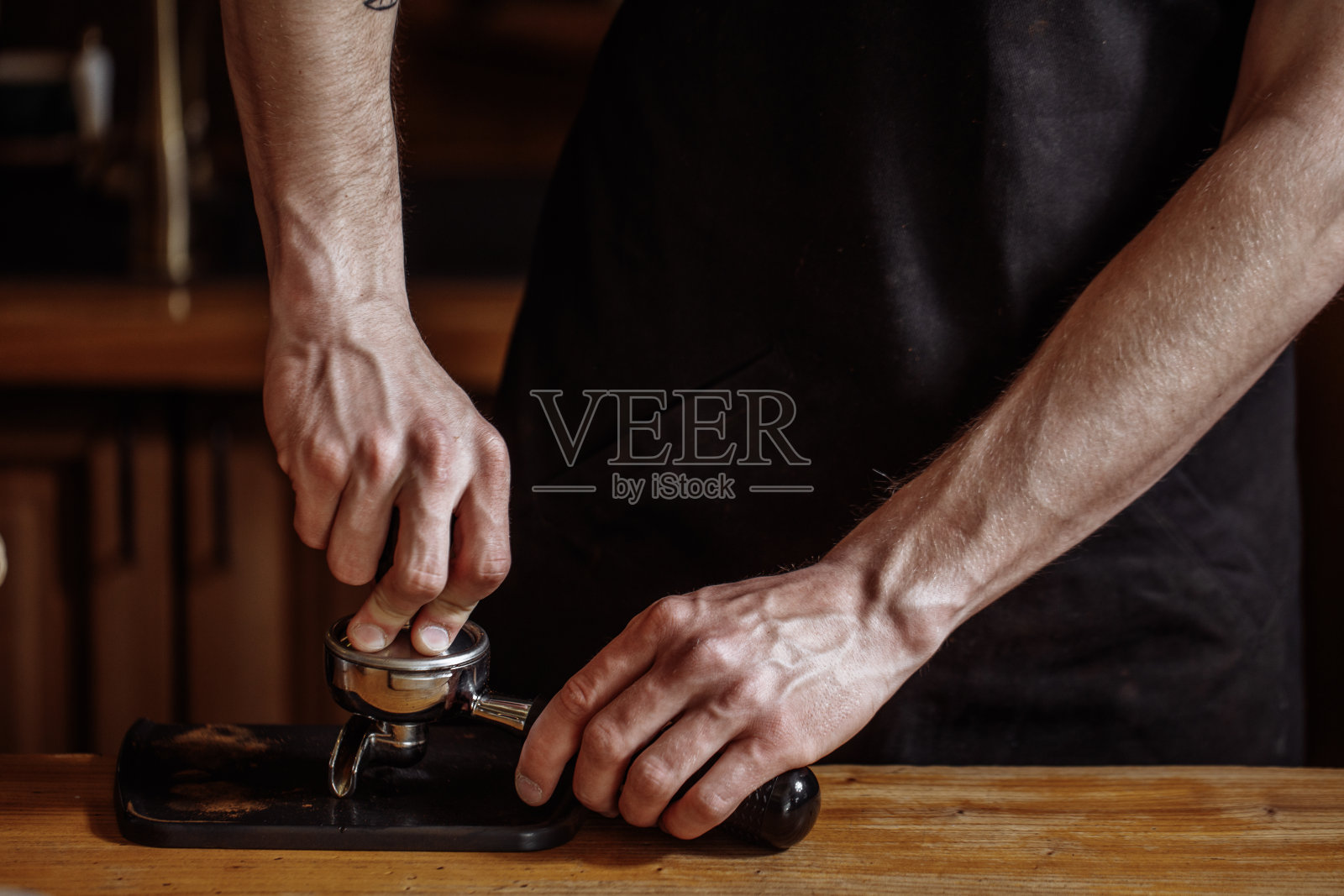 一名男子在咖啡馆里磨咖啡豆照片摄影图片