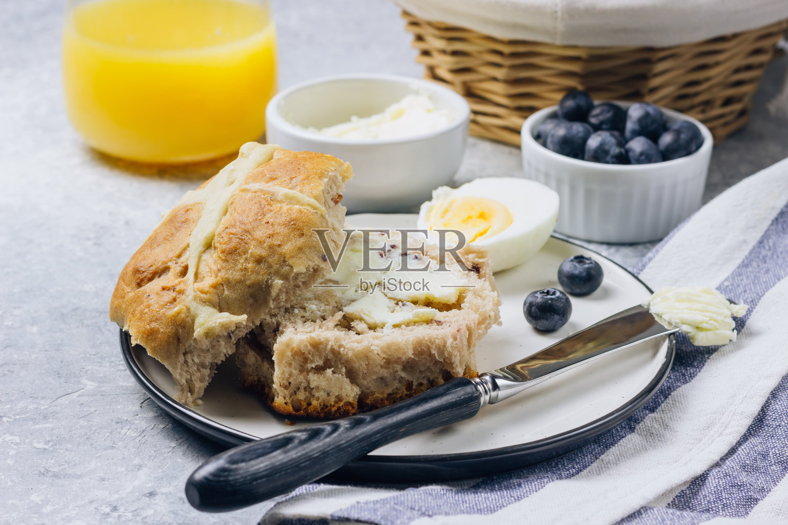 传统的复活节点心是面包和新鲜黄油照片摄影图片