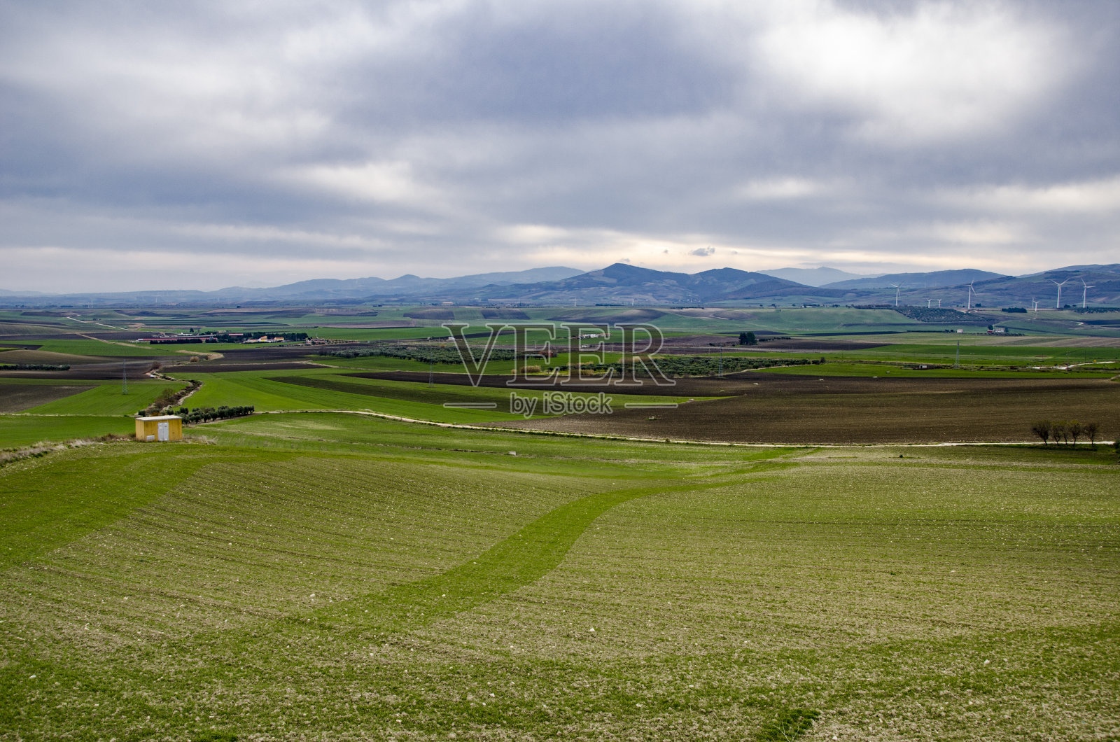 走在特罗亚美丽的街道上照片摄影图片