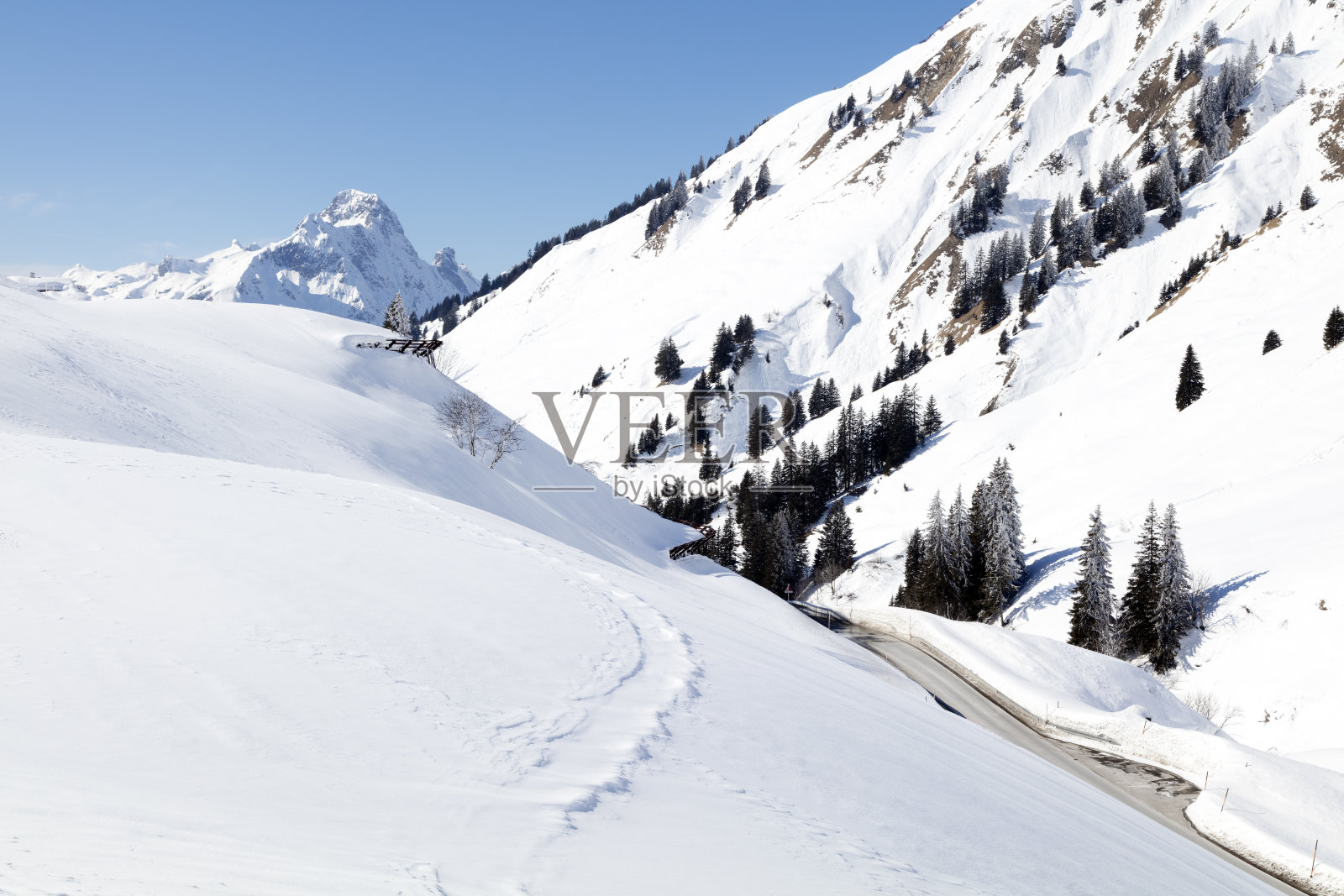 奥地利冬季山区的道路。照片摄影图片
