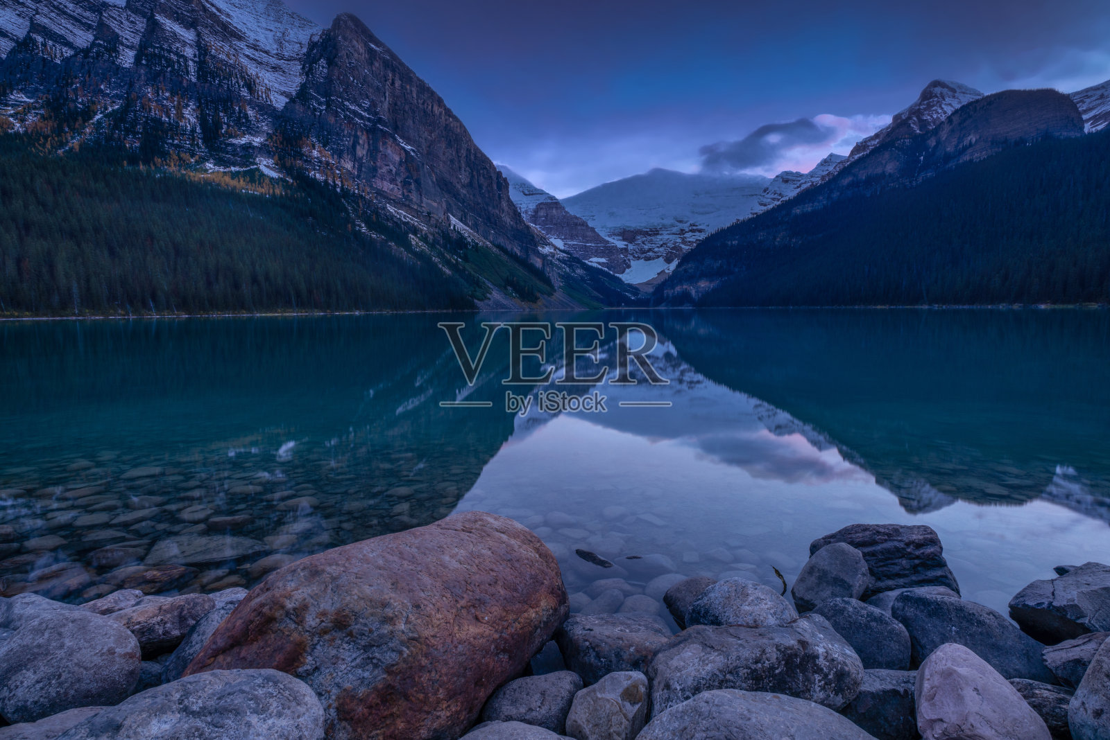 黄昏时分的露易丝湖。加拿大照片摄影图片