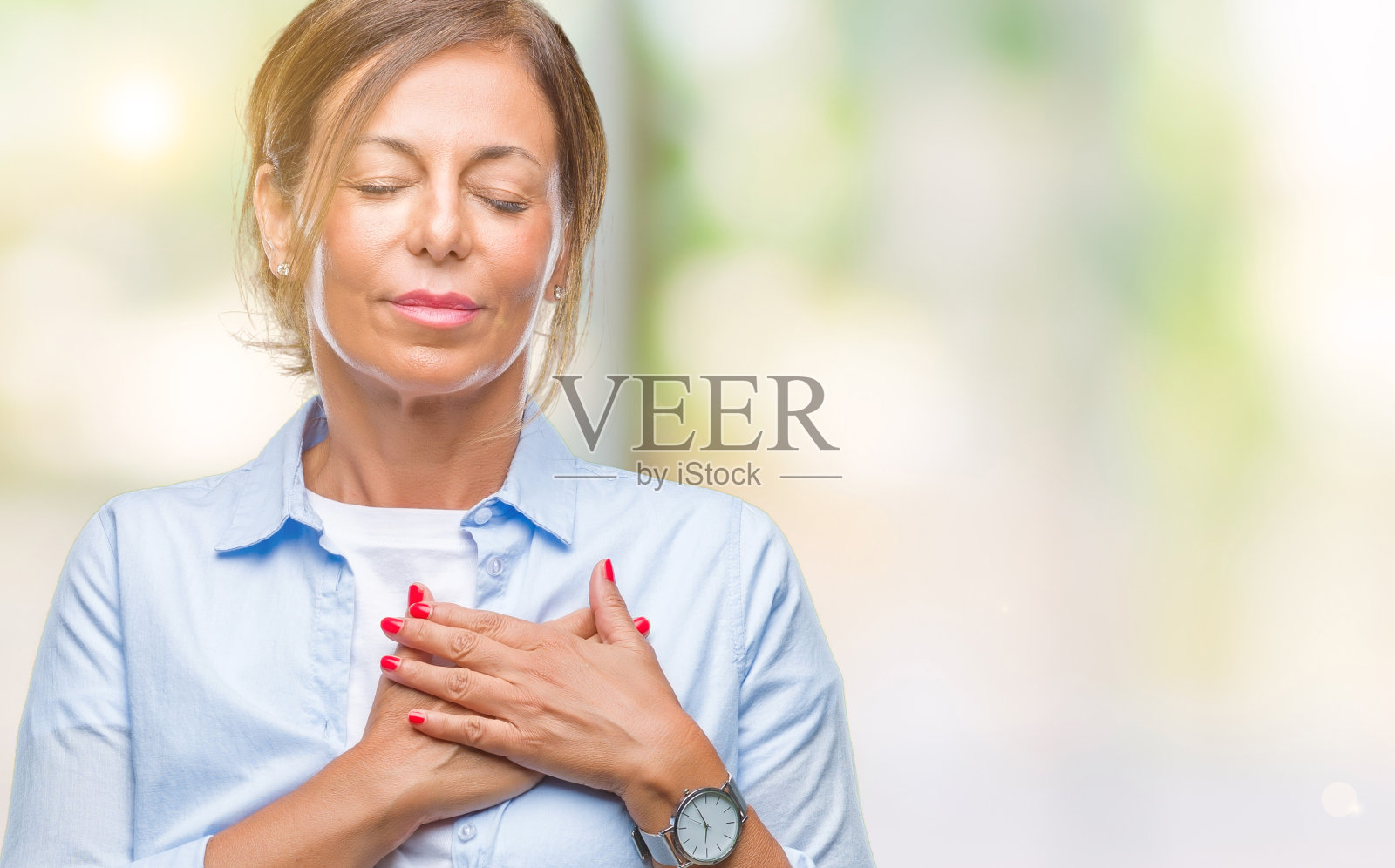 中年年长西班牙妇女在孤立的背景微笑与手在胸前闭上眼睛和感激的手势在脸上。健康的概念。照片摄影图片