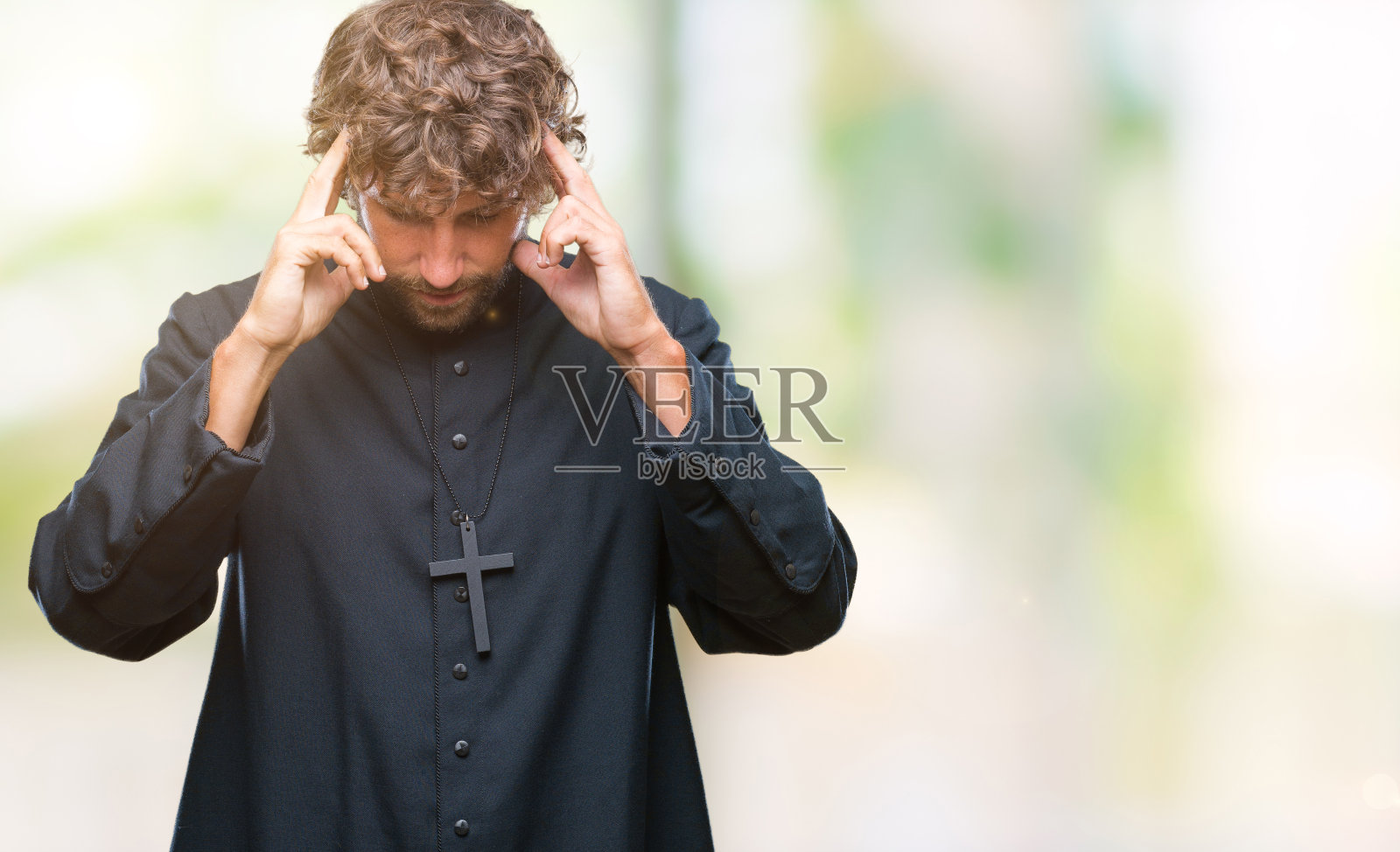 头痛难忍的西班牙裔神父照片摄影图片