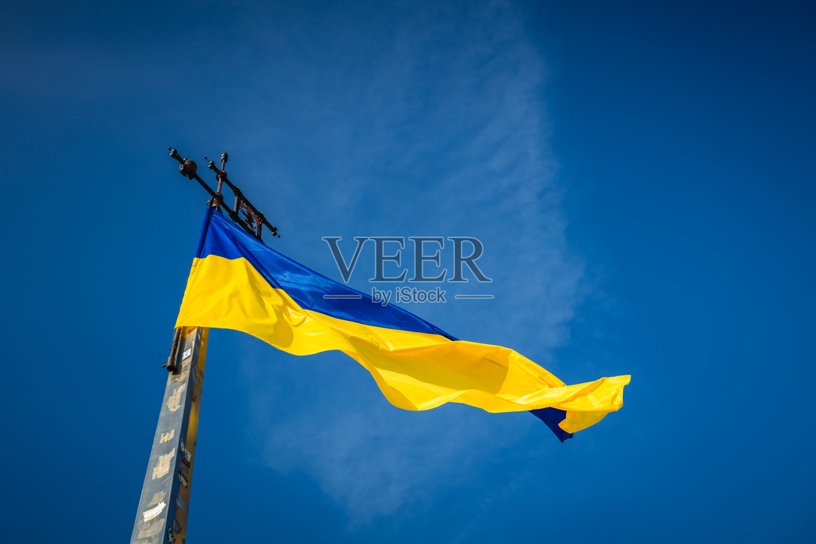 天空背景上的乌克兰国旗照片摄影图片