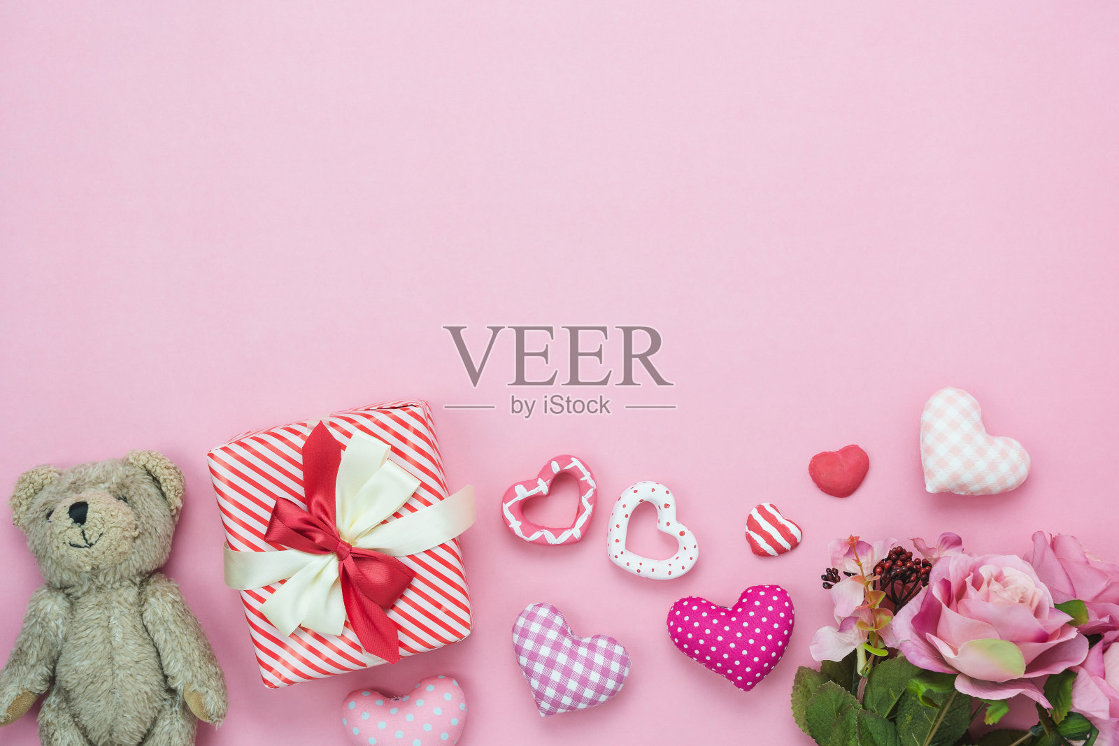 桌面视图鸟瞰图装饰情人节的背景概念。平铺可爱的物品。各种粉彩心形礼盒，以现代乡村粉纸上的玫瑰作为礼物。文本复制空间照片摄影图片