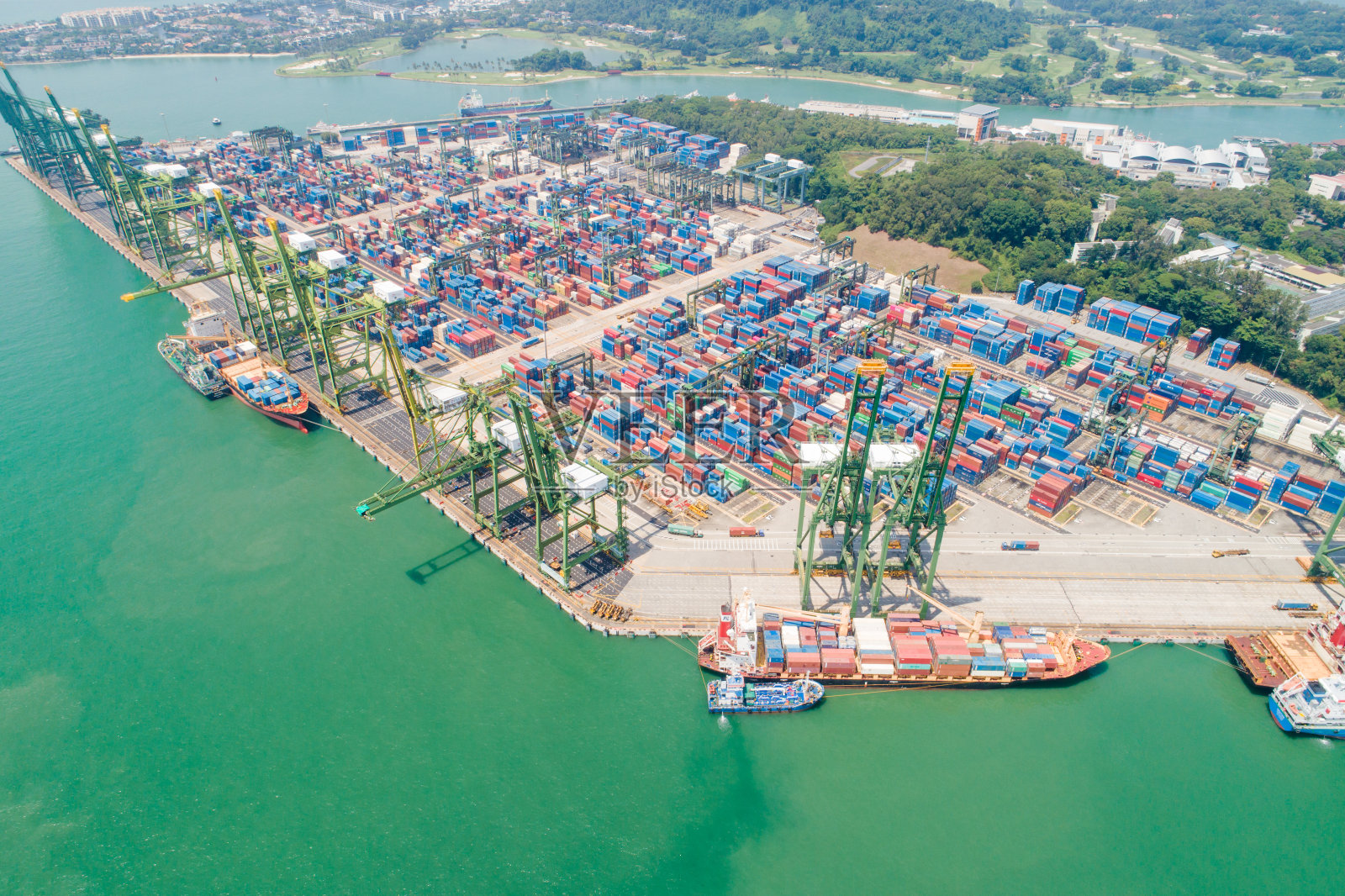 船厂集装箱货轮及货物工作起重机桥的物流运输照片摄影图片