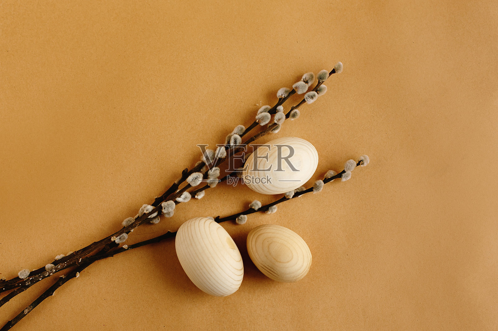 束柳芽和鲜花和木蛋的工艺背景，节日春天的概念，复活节的主题照片摄影图片